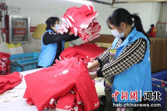 图为童装厂工人在赶制童装。朱涛 摄